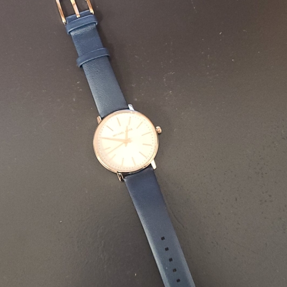 Michael Kors MK2893 Pyper Rose Gold tone Navy Blue Leather Strap Women's Watch - Picture 3 of 3